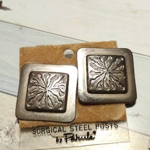 Pretty silver earrings with unique design square earrings about quarter size